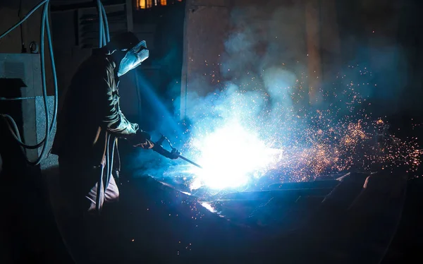 Welder brews scântei metalice zbura — Fotografie, imagine de stoc