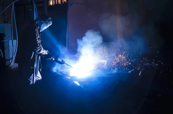 Soldador prepara chispas de metal volar — Foto de Stock