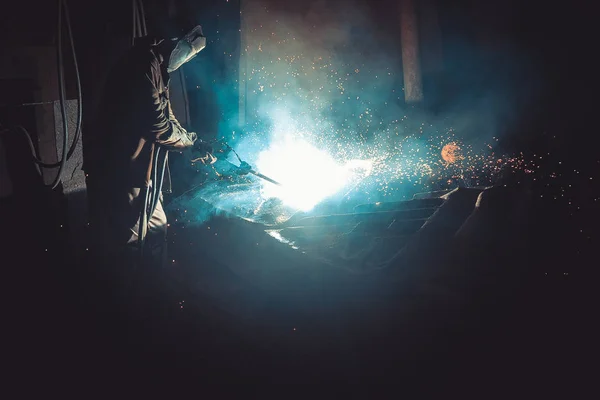 Welder brews scântei metalice zbura — Fotografie, imagine de stoc