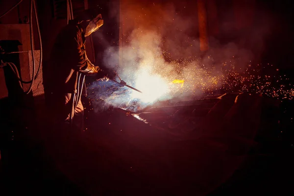 Svářeč vaří kovové sparks fly — Stock fotografie