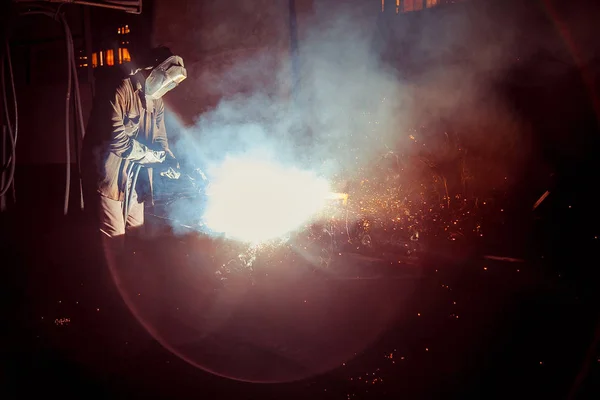 Soudeur brasse des étincelles métalliques voler — Photo