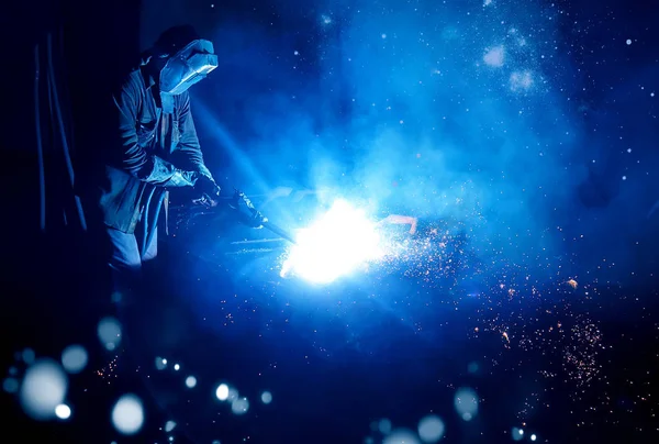 Schweißer lässt Metallfunken fliegen — Stockfoto