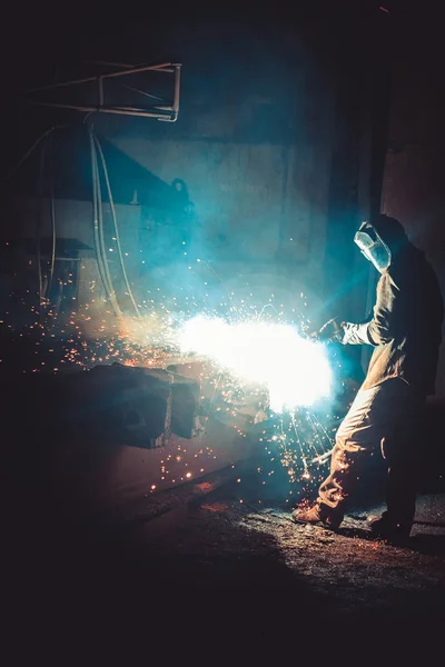 Soldador prepara chispas de metal volar —  Fotos de Stock