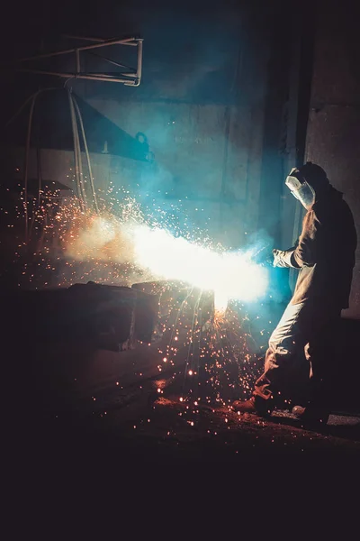 Welder brews metal sparks fly — Stock Photo, Image