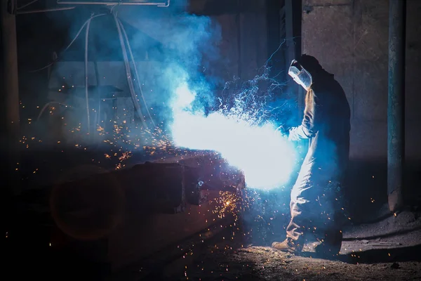 Soldador prepara chispas de metal volar — Foto de Stock