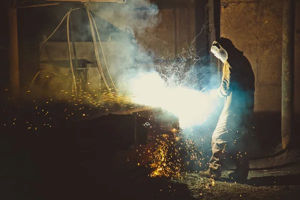 Welder brews metal sparks fly — Stock Photo, Image