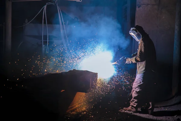 Saldatore fermenta scintille metalliche volare — Foto Stock