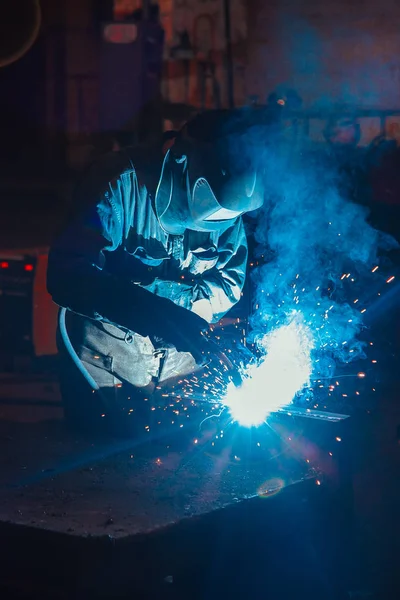 Soldador prepara chispas de metal volar — Foto de Stock