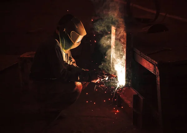 Welder brews metal sparks fly — Stock Photo, Image