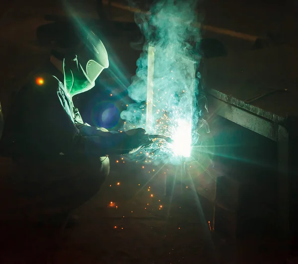 Soldador prepara chispas de metal volar — Foto de Stock