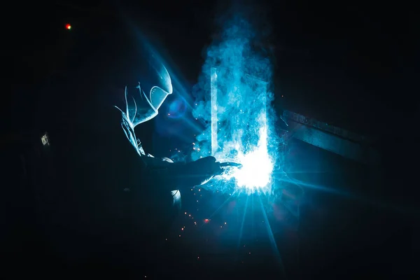 焊机酿造金属火花飞 — 图库照片