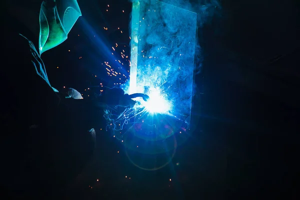 Welder brews metal sparks fly — Stock Photo, Image