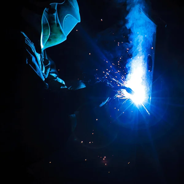 Welder brews metal sparks fly — Stock Photo, Image