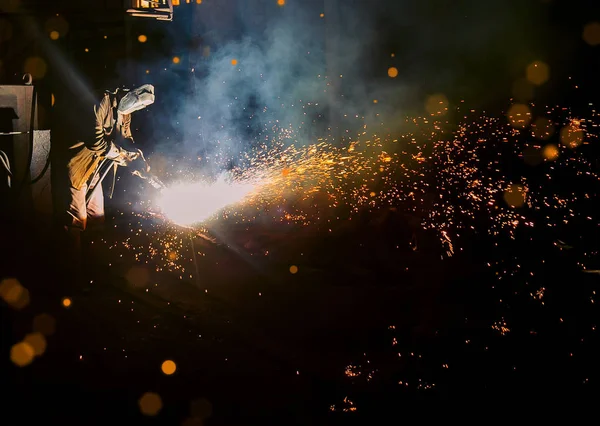 溶接機ビール金属火花が飛ぶ — ストック写真