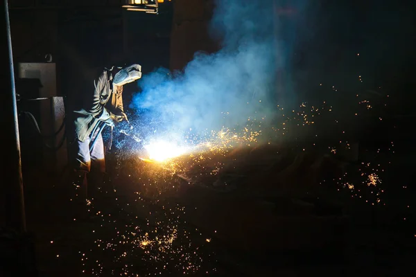 Soldador prepara chispas de metal volar — Foto de Stock