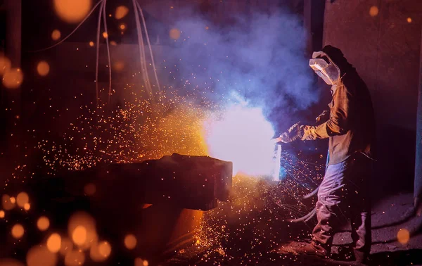 Soldador prepara chispas de metal volar — Foto de Stock