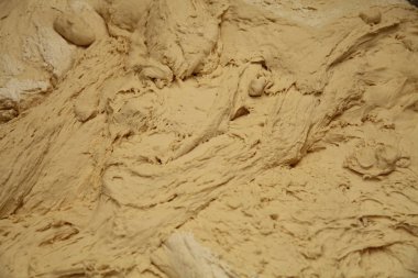 Taze kokulu ekmek masanın üzerine