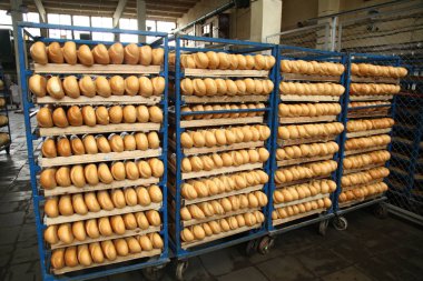 Taze kokulu ekmek masanın üzerine.