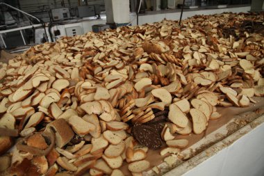 Taze kokulu ekmek masanın üzerine.