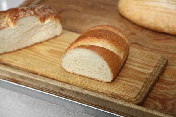 Свіжий ароматний хліб на столі — стокове фото