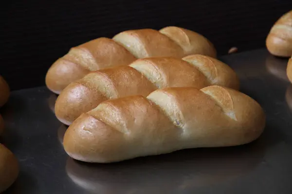 Свежий ароматный хлеб на столе — стоковое фото