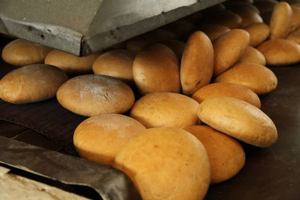 Свіжий ароматний хліб на столі . — стокове фото