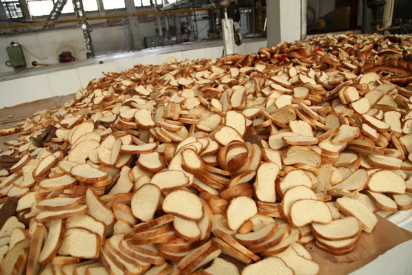 Pão fresco e perfumado na mesa . — Fotografia de Stock