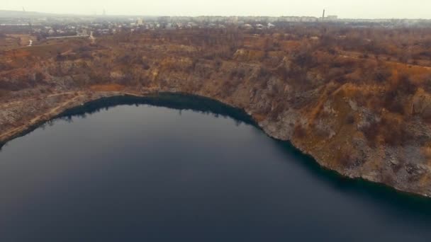 Yukarıdan Dağ Gölü Hava Aracı — Stok video