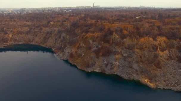 山地湖空中无人驾驶飞机从上方移动 — 图库视频影像