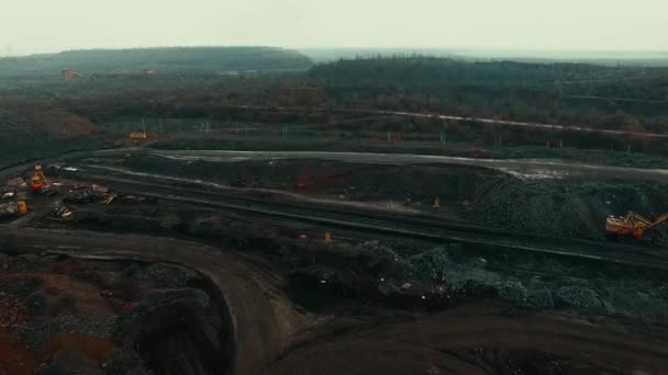 Eisenerzbruch Luftaufnahme Bergbau Eisenerz Lkws Die Erz Transportieren — Stockvideo