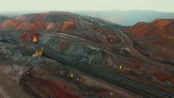 Eisenerzbruch Luftaufnahme Bergbau Eisenerz Lkws Die Erz Transportieren — Stockvideo