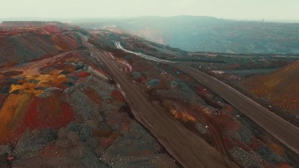 Eisenerzbruch Luftaufnahme Bergbau Eisenerz Lkws Die Erz Transportieren — Stockvideo