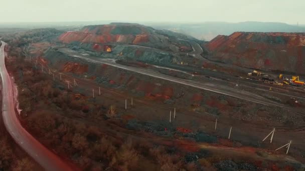 Pesquisa Aérea Pedreiras Minério Ferro Mineração Caminhões Minério Ferro Transporte — Vídeo de Stock