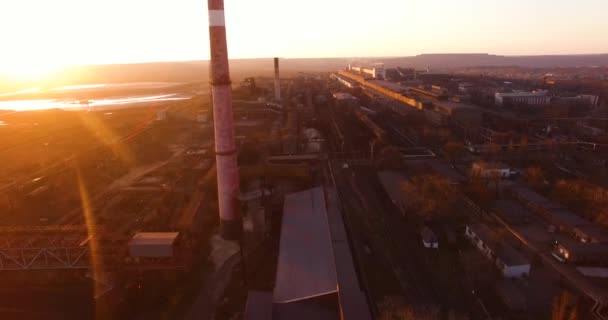 Zeer Oude Plantenvervuiling Slechte Ecologie Ecologische Catastrofe Bij Zonsondergang — Stockvideo