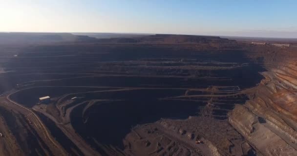 上から巨大な鉄鉱石採石場鉄鉱石採石場の空中ビュー — ストック動画