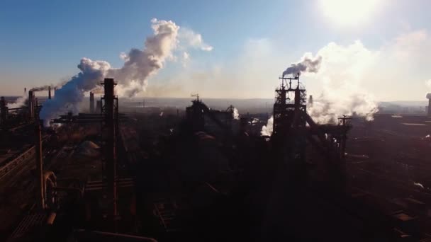 Usine Métallurgique Fumée Des Tuyaux Mauvaise Écologie Pollution Par Drone — Video