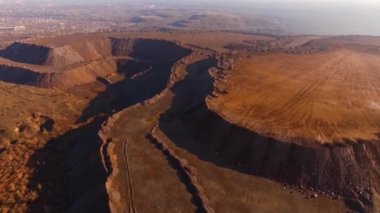 Taş ocağı metalürjik demir cevheri açık metodla madencilik kuş bakışı fotoğrafçılık..