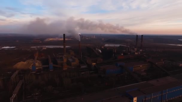 Oude Staalfabriek Pijp Rook Milieuramp Milieuvervuiling Oude Roestige Fabriek — Stockvideo