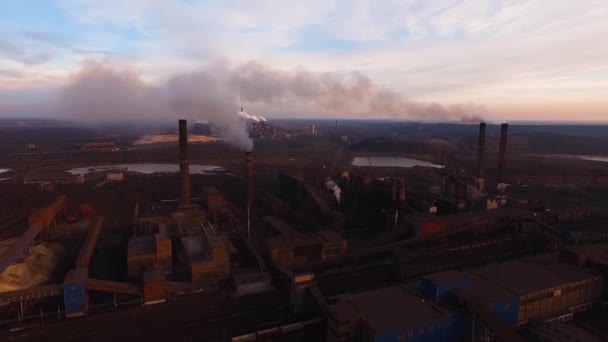 Altes Stahlwerk Rohr Rauch Umweltkatastrophe Umweltverschmutzung Alte Rostige Fabrik — Stockvideo