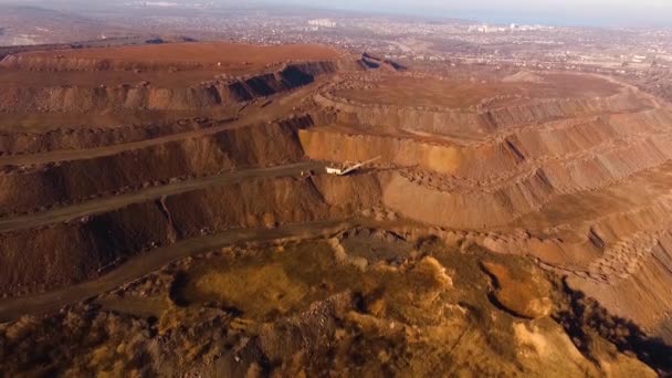 Steinbruch Metallurgischer Eisenerzbergbau Mit Offenen Methoden Luftaufnahmen Aus Der Vogelperspektive — Stockvideo