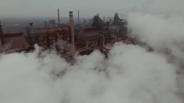 期间钢厂管道的空中无人机画面 高高在上的冶炼厂和烟云从烟囱里冒了出来 — 图库视频影像
