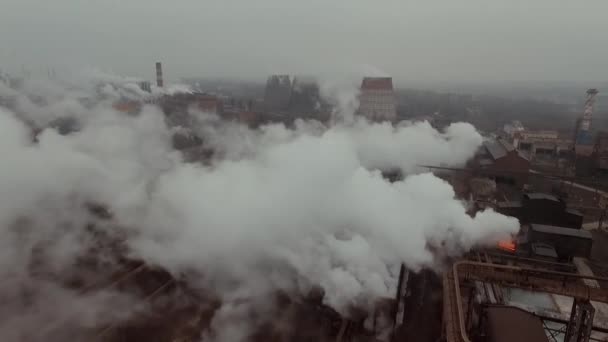 期间钢厂管道的空中无人机画面 高高在上的冶炼厂和烟云从烟囱里冒了出来 — 图库视频影像