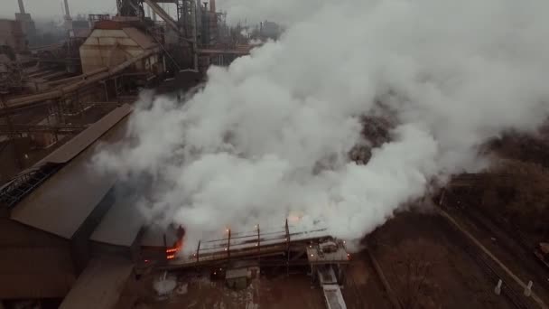 Légi Felvétel Acélgyári Csövekről Közben Magasan Kohászati Üzem Felett Füstfelhő — Stock videók