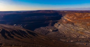 Demir cevheri ocağı açık maden tipi demir cevheri büyük kamyon operasyonları kuadrokopter araştırması.