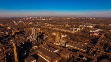 Metalürjik bitki fabrika bacasından çıkan eski çevresel duman..
