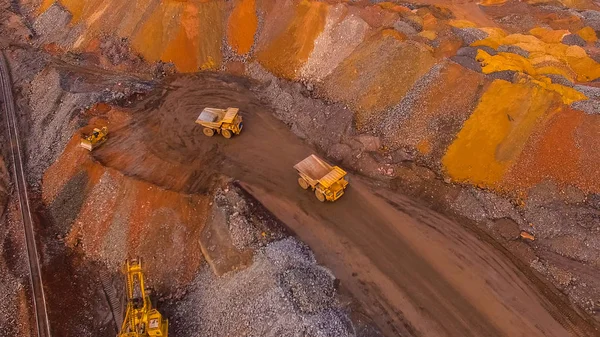 Demir cevheri ocağı açık madencilik hava fotoğrafçılığı.