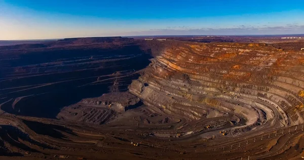 Demir cevheri ocağı açık maden tipi demir cevheri büyük kamyon operasyonları kuadrokopter araştırması.