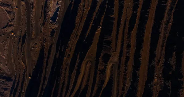 Demir cevheri ocağı açık maden tipi demir cevheri büyük kamyon operasyonları kuadrokopter araştırması.