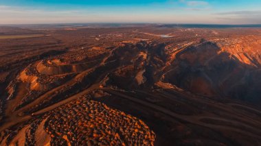 Demir cevheri ocağı açık madencilik hava fotoğrafçılığı.