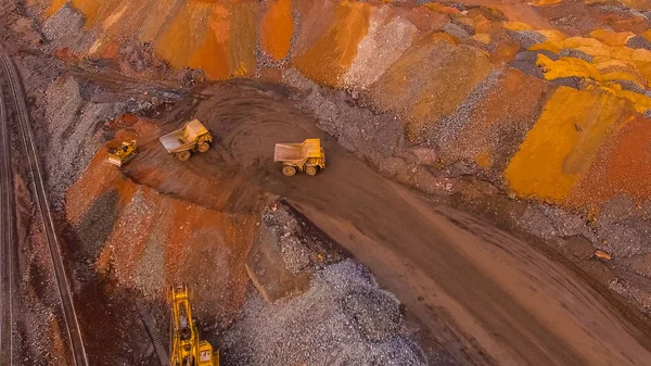 鉄鉱石採石場オープンピット採掘航空写真 — ストック写真